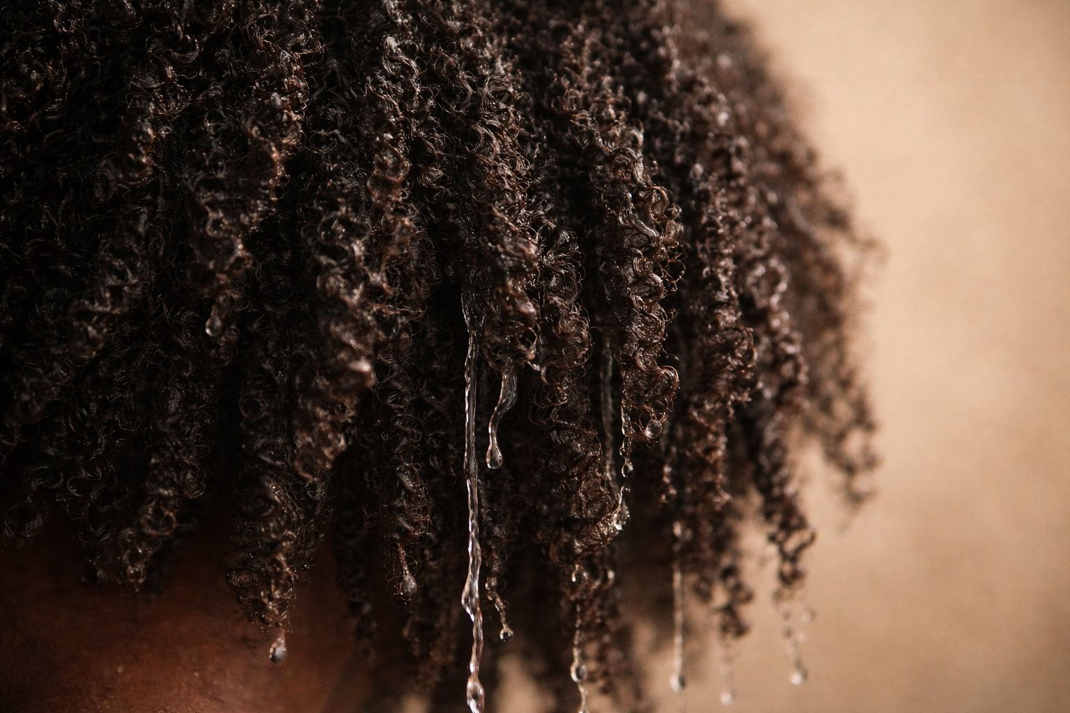 Laver sans agresser : repenser le lavage des cheveux texturés