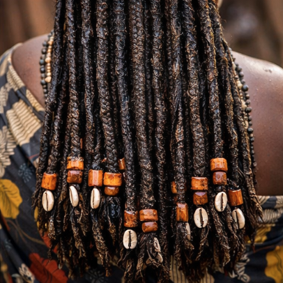 Rituel doux de soin sur cheveux afro-texturés