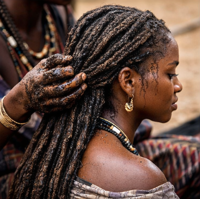 Application de matière protectrice sur cheveux texturés